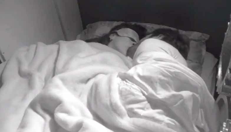 Giulia Salemi e Pierpaolo Pretelli, scoppia la passione sotto le coperte e la regia stacca (VIDEO) preview