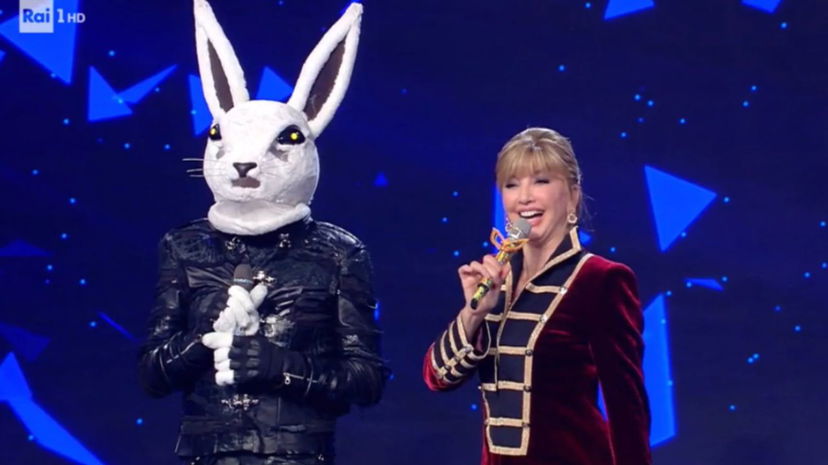 Milly Carlucci dà degli indizi sui concorrenti delle nuove maschere de Il Cantante Mascherato preview