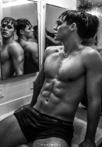 Noah Beck per Calvin Klein: ecco tutte le foto che Instagram ha