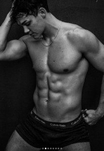 Noah Beck per Calvin Klein: ecco tutte le foto che Instagram ha