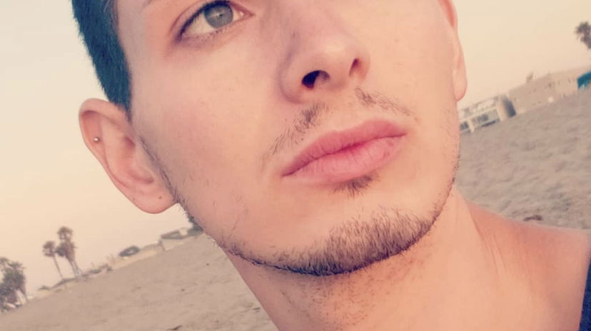 Ragazzino gay, i genitori pensano di fargli cambiare orientamento: “Costretto a vedere video di donne…” preview