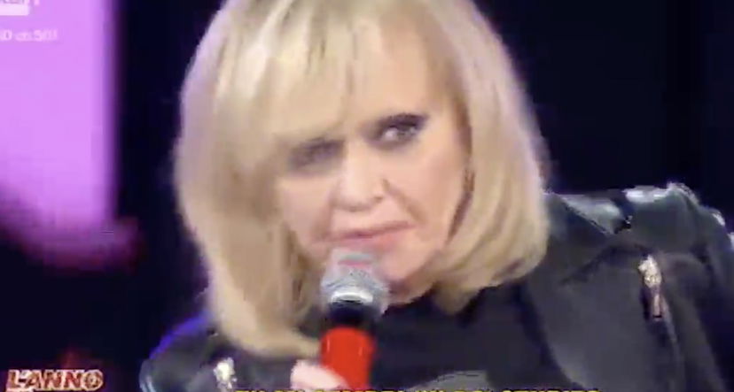 Rita Pavone, incidente a ‘L’Anno che Verrà’, Amadeus interrompe l’esibizione: la cantante spiega cosa è successo preview