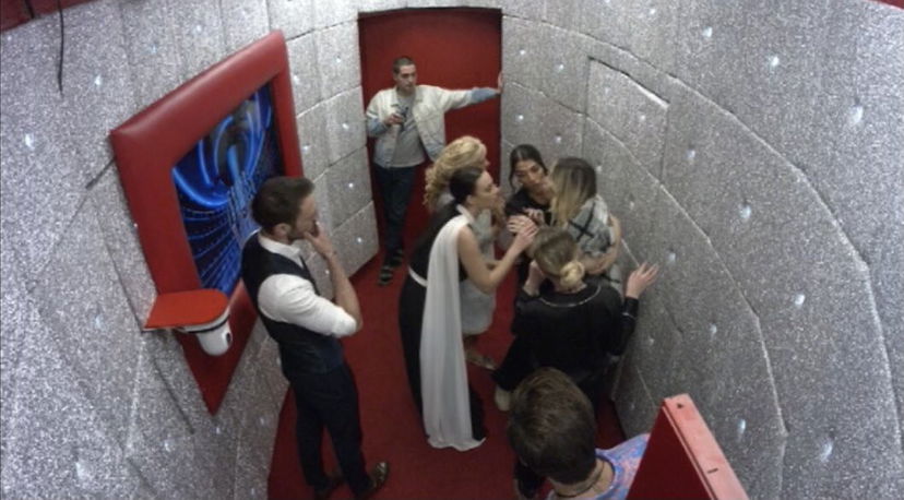 Stefania Orlando prova ad abbandonare la casa del GF Vip e scatena il caos: “Fermatela! Fate barriera” preview