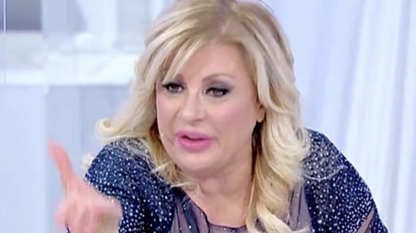 Tina Cipollari sbotta contro Tinì: “Hai mostrato le tue grazie in tv per 30 anni!” preview