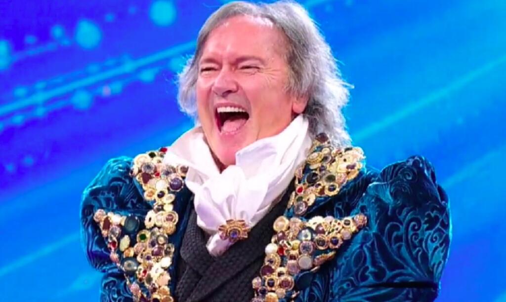 Cantante Mascherato Ieri Sera Chi E Uscito