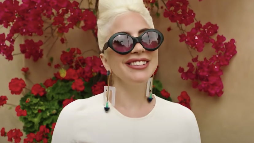 Lady Gaga paparazzata a Roma con un nuovo look preview