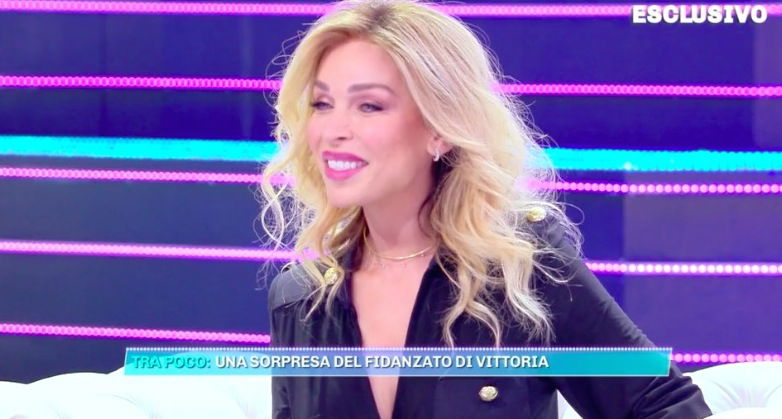Vittoria Schisano, Donato è il suo fidanzato (da quasi 4 anni) ma nessuno l’ha mai visto e la d’Urso le fa una battuta preview