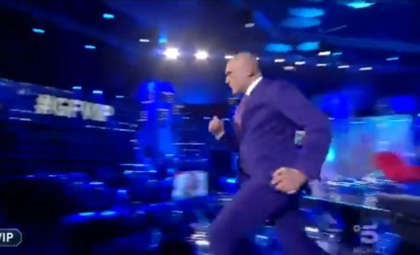 Topo al Grande Fratello Vip: Malgioglio svela com’è nato lo scherzo a Signorini preview