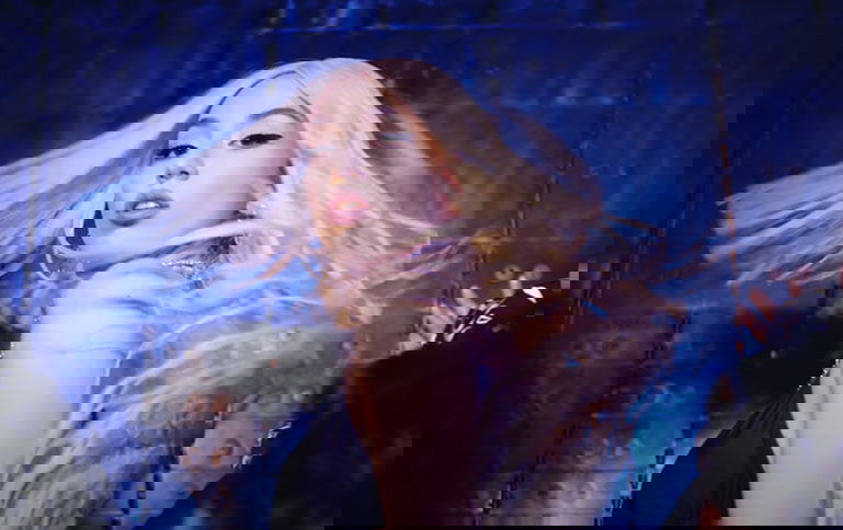 Ava Max ci fa ballare (celebrando la dance anni 90) con il singolo My Head & My Heart preview