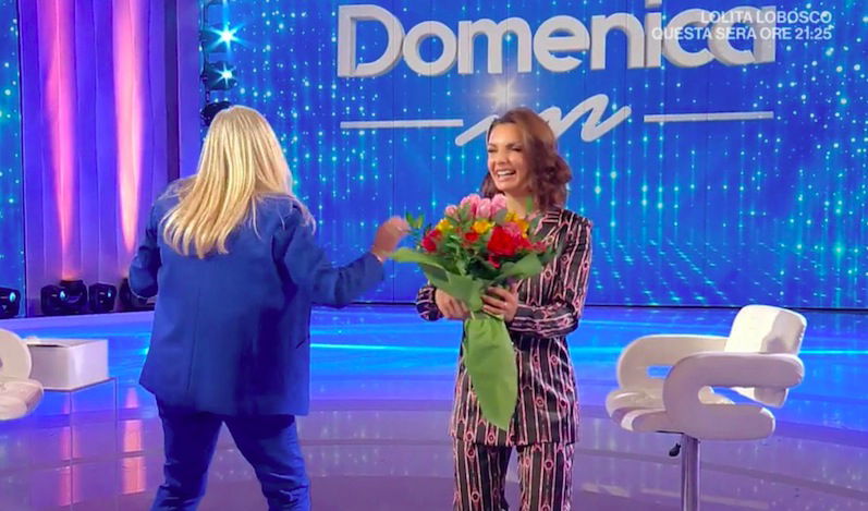 Mara Venier interrompe l’intervista ad Elettra Lamborghini perché si sente male preview