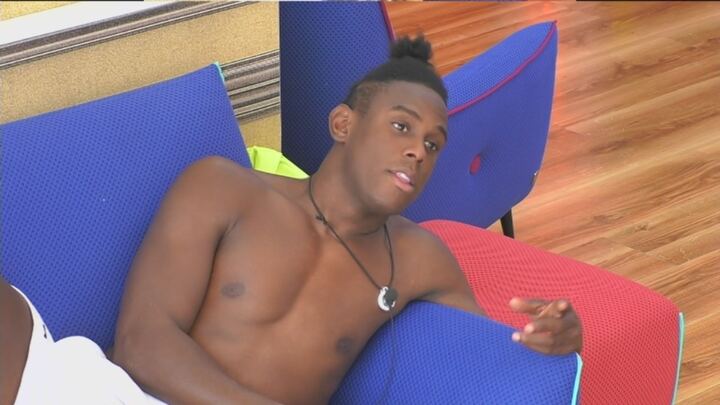 Enock Barwuah felice per la squalifica di Alda D’Eusanio, ma il web lo massacra preview