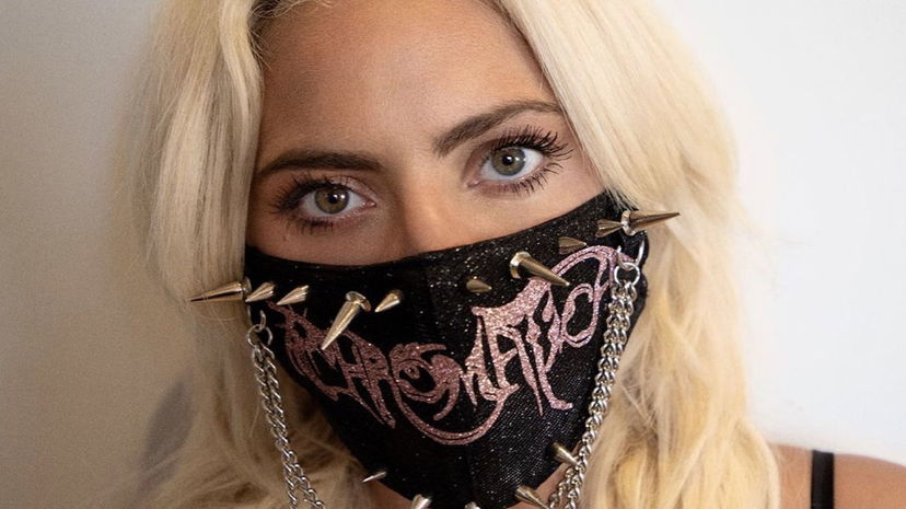 Lady Gaga, il suo bassista accusato di omofobia, i Little Monster in rivolta: “Licenzialo” preview