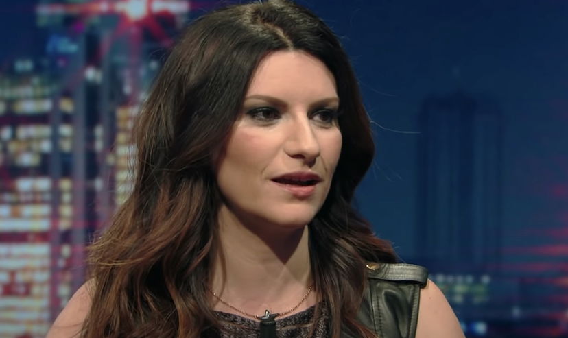 Laura Pausini delusa dai suoi discografici: “Mi hanno fatta piangere, ho rimandato indietro i loro fiori” preview