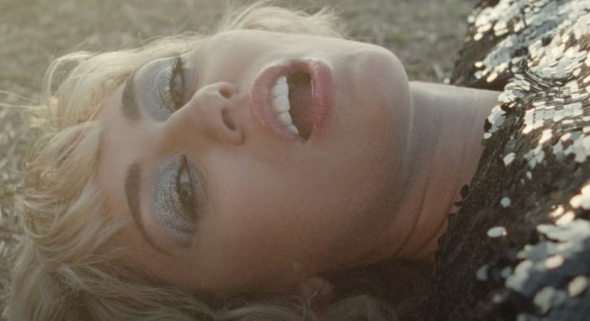 Miley Cyrus pubblica il video di Angels Like You e inserisce un messaggio speciale nella clip preview
