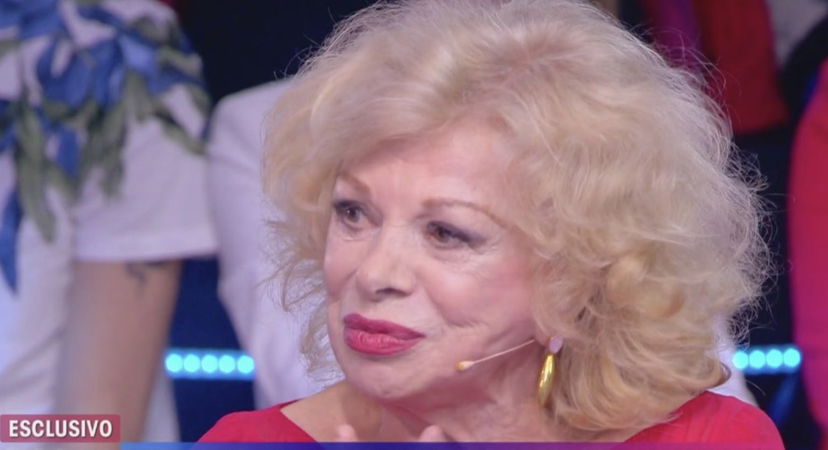 Sandra Milo finge un malore in diretta mandando nel panico i conduttori preview