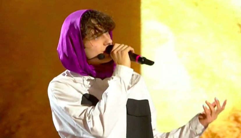 Sangiovanni canta contro l’omofobia ad Amici preview