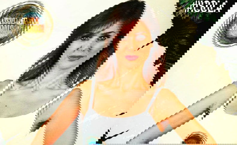 La No-Vax Daniela Martani ha accettato di farsi 5 vaccini e il tampone Covid per partecipare a L’Isola dei Famosi preview