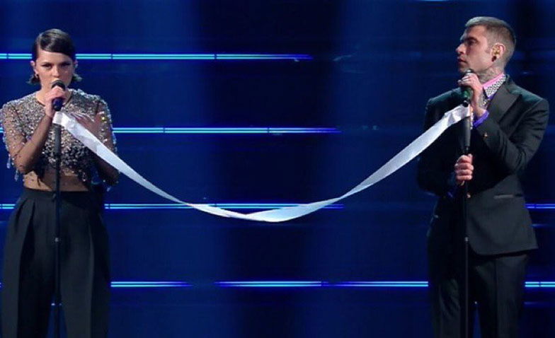 Fedez confessa perché si è commosso sul palco del Festival di Sanremo e cosa simboleggia il nastro bianco preview