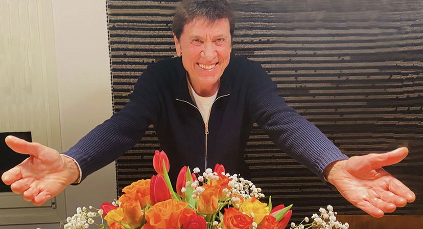 Gianni Morandi ricoverato d’urgenza in ospedale per ustioni alle mani preview