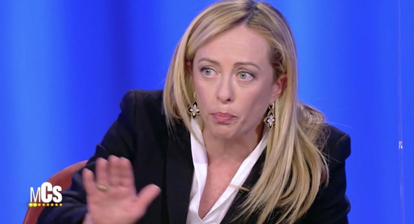 Maurizio Costanzo chiede a Giorgia Meloni di sostenere la legge contro l’omofobia, ma lei si rifiuta dicendo un’assurdità preview