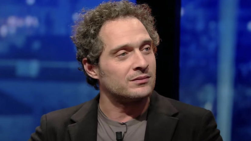 Claudio Santamaria contro gli omofobi: “Andrebbero rieducati” preview