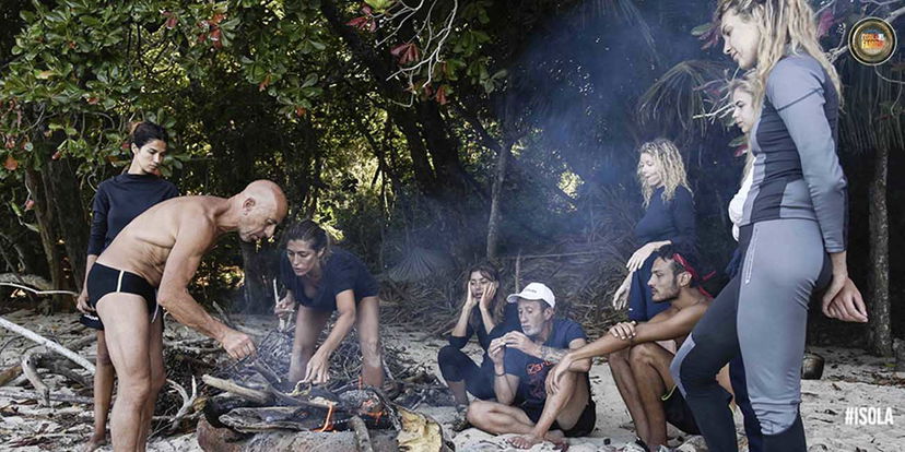 L’Isola dei Famosi: due naufraghi si infrattano nel bosco per consumare, gli altri commentano: “La fidanzata cornuta a casa” preview