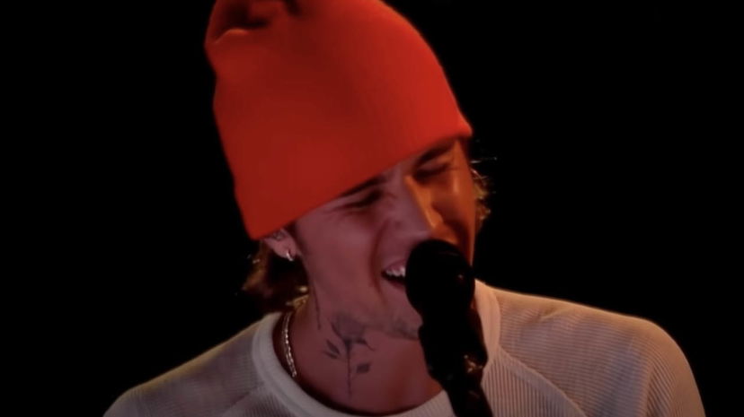 Justin Bieber e lo scivolone in concerto, lascia il palco e si scorda che lo show non era finito preview