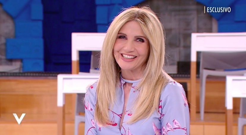 Lorella Cuccarini tesse le lodi a Maria De Filippi: “Mi ha teso la mano, la amo” preview