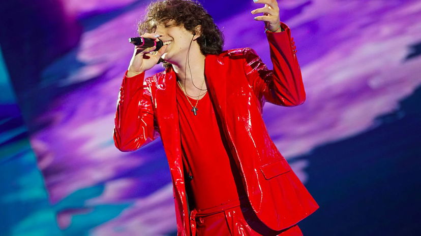 Sangiovanni: il significato che si cela dietro il suo vestito rosso sfoggiato ad Amici preview