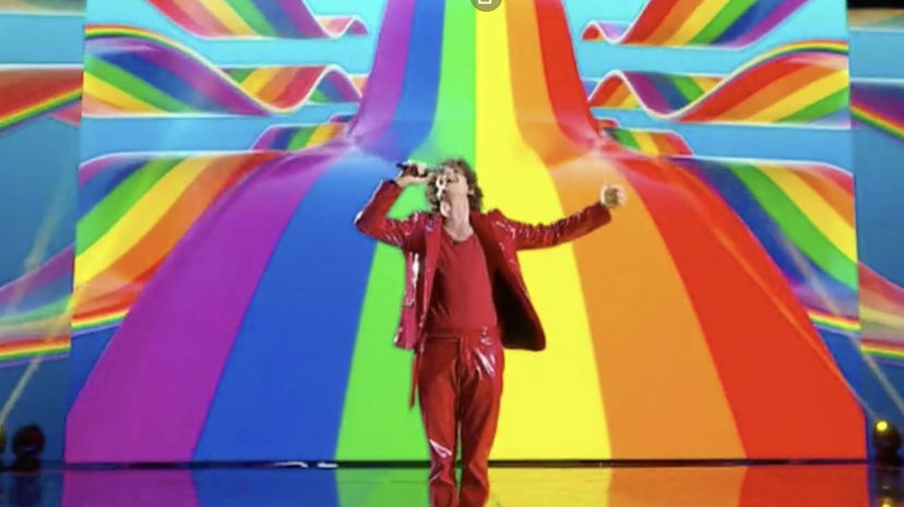 Sangiovanni canta contro l’omofobia ad Amici: “Tra uomini e donne non c’è differenza” preview