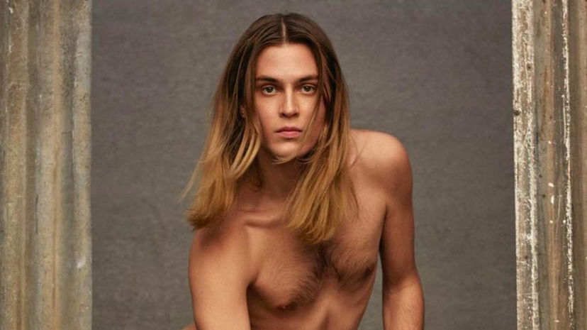 Un modello con la borsa, la maison Valentino scatena il panico fra gli omofobi: interviene il direttore creativo preview