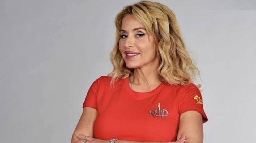 Valeria Marini, il videomessaggio stellare in cui saluta la Spagna prima di Supervivientes: “Porto bikini selvaggi” preview