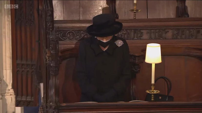 Una donna irrompe ai funerali del Principe Filippo e viene arrestata dalla polizia preview