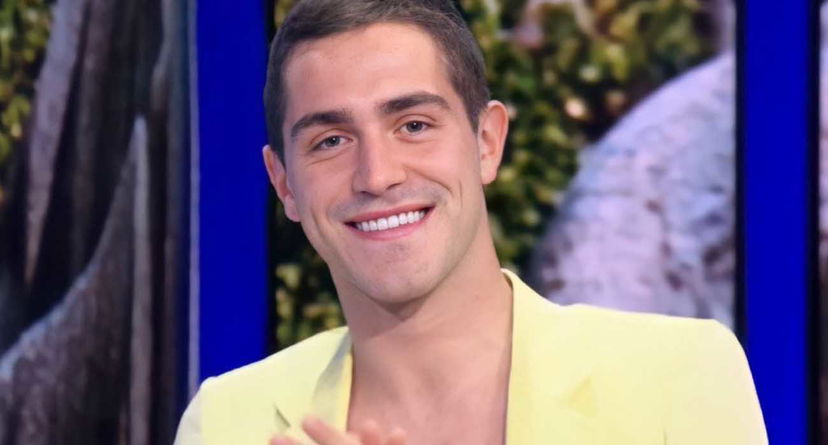 Tommaso Zorzi riprende (per errore) un uomo in camera sua in una posa equivoca preview