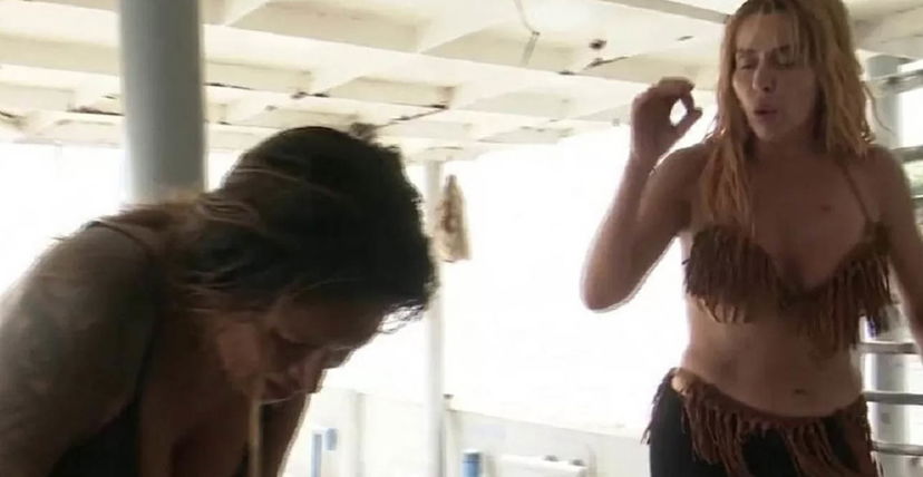Valeria Marini a Supervivientes litiga con Lara Sajen (poi la bacia in bocca) preview
