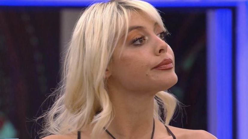 Asia Valente va in Croazia e fa scoppiare una polemica: “Il tampone non andava bene, ma ho 1 milione di follower e mi hanno fatta entrare” preview