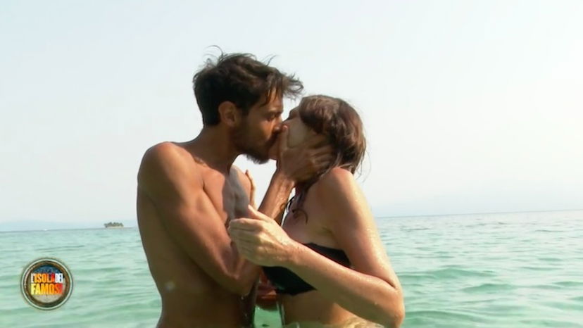 Emanuela Tittocchia provoca Awed in mare e scatta il bacio preview