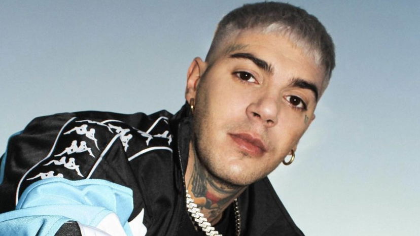 Il sindaco di Ladispoli annulla il concerto di Capodanno di Emis Killa: la reazione del rapper preview