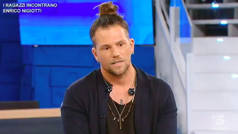 Enrico Nigiotti torna ad Amici e ricorda Elena D’Amario preview