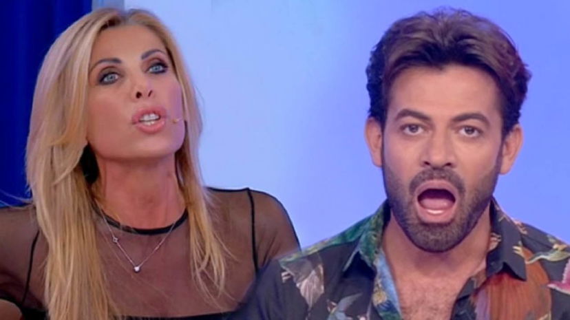 Gianni Sperti contro 4 dame di Uomini e Donne, una sbotta: “Lui bullizza i partecipanti al programma e non stima le donne” preview