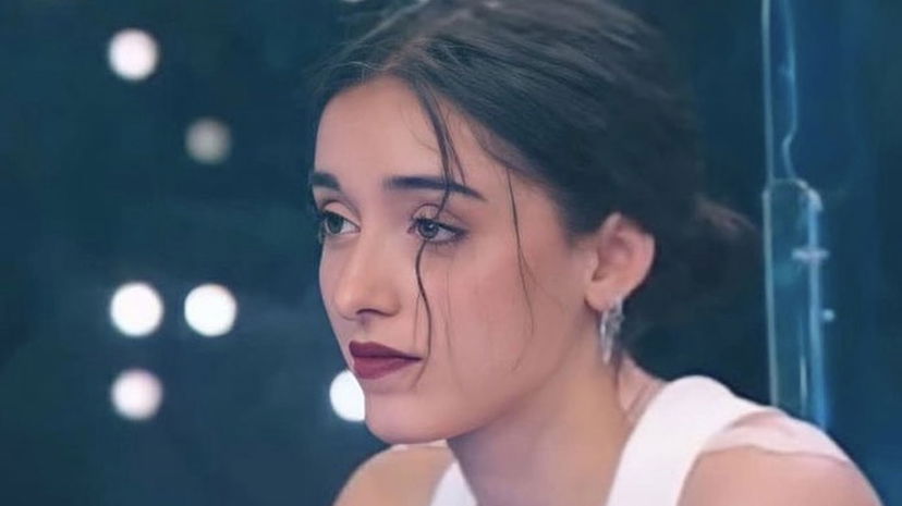 Giulia Stabile racconta quello che le facevano le bulle in classe: “Ridevano dei miei denti e mi tagliavano i vestiti” preview