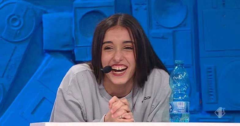 Giulia Stabile risponde a chi critica la sua risata preview