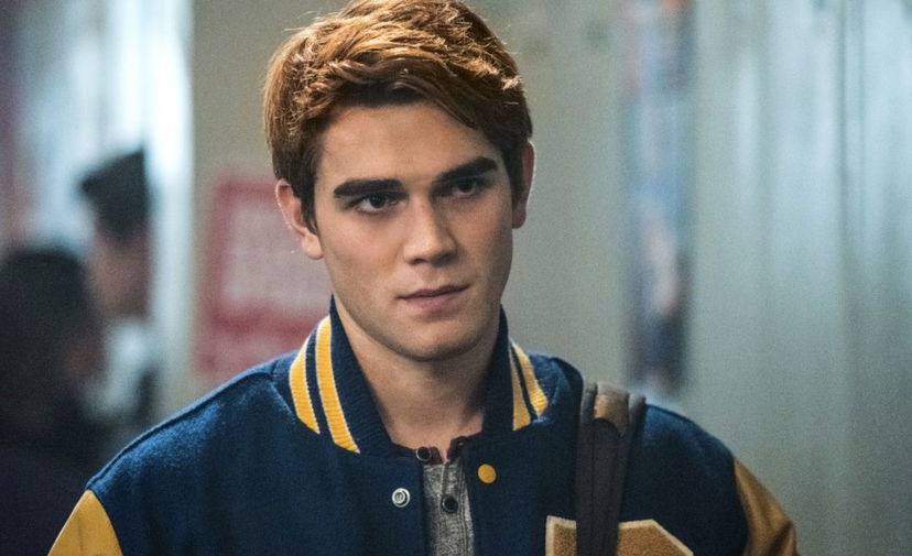 KJ Apa diventa papà, le foto della fidanzata con il pancione preview
