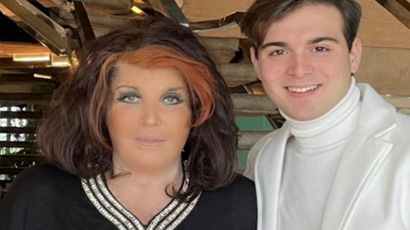 Patrizia De Blanck prende ad ombrellate un omofobo per difendere il suo amico preview