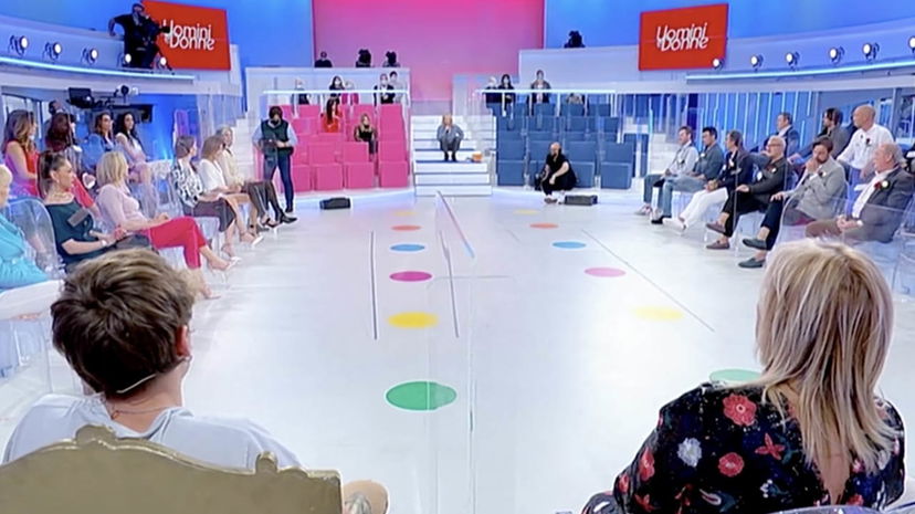 Caos a Uomini e Donne, rissa sfiorata in studio: “Parlano male della redazione” preview