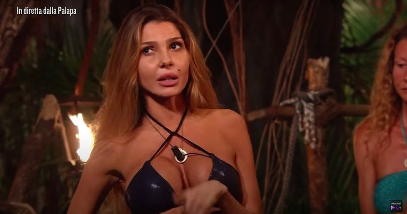 Manuela Ferrera risponde all’accusa di essere rifatta e di avere le protesi preview