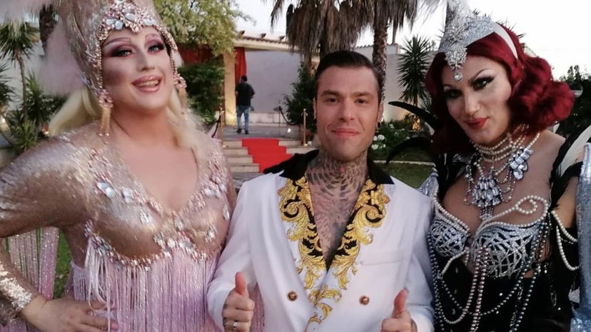 Fedez, le drag queen apparse nel video ‘Mille’ scrivono al cantante: “Un incubo, devi sapere cosa è successo in tua assenza” preview