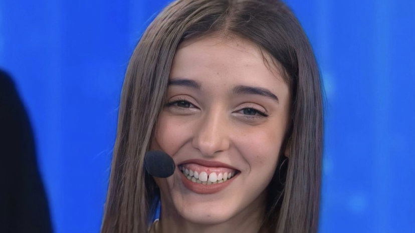 Giulia Stabile parla delle bulle che l’hanno derisa a scuola e svela le cose assurde che le scrivono ora nei messaggi: “Non ho risposto a nessuna di loro” preview