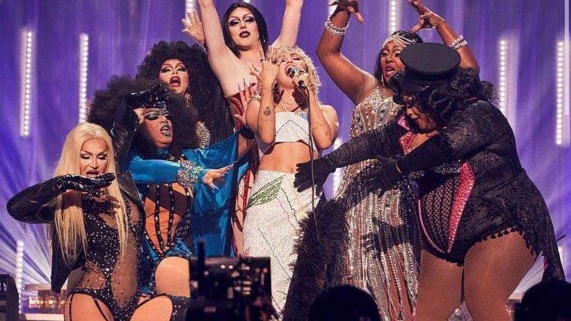Miley Cyrus: un concerto pieno di drag queen per celebrare il mese del Pride preview