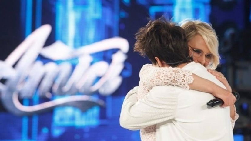 Maria De Filippi ricorda Michele Merlo: “Fai buon viaggio…” preview